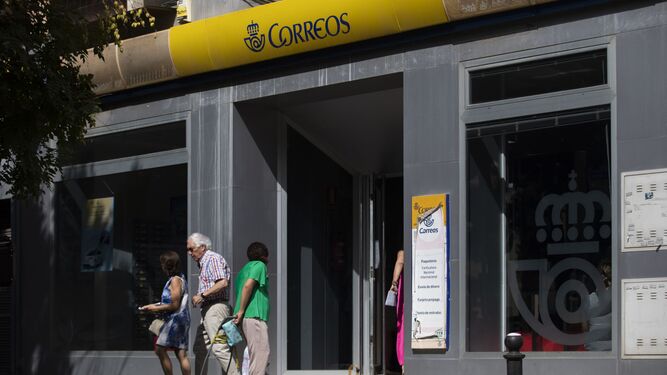 Acceso a una oficina de Correos en Sevilla.