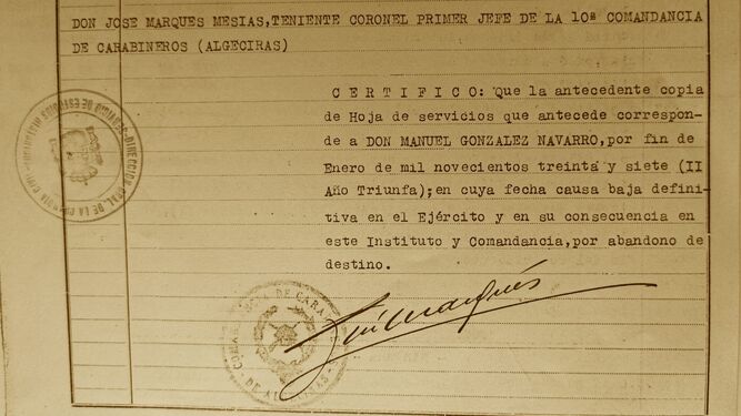 Certificación de la baja definitiva por abandono de destino del alférez de Carabineros Manuel González Navarro (1937).