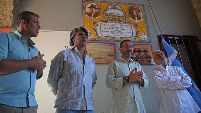 Juan Franco, Curro Duarte y los promotores de la iniciativa en el momento del descubrimiento.