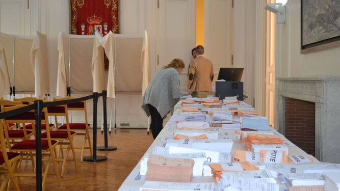 Los españoles residentes en Argentina ejercen su derecho al voto en la Embajada Española de Buenos Aires.