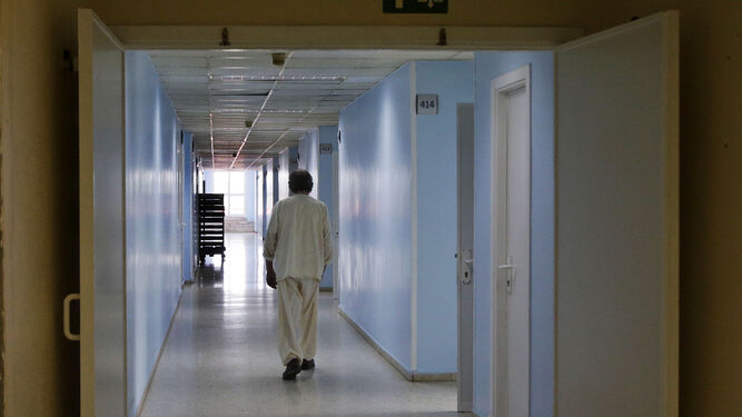 Un paciente camina solo por los pasillos del área de Psiquiatría de un centro hospitalario.