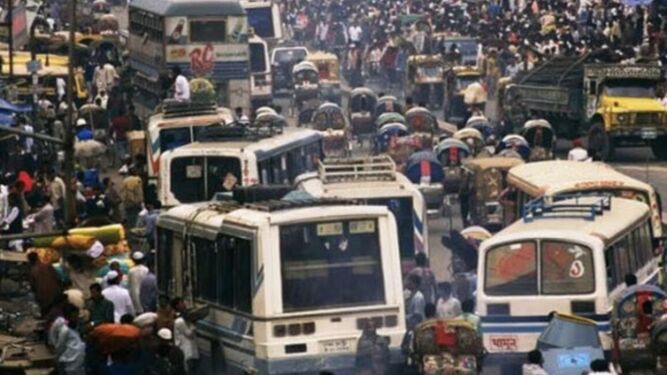 El tráfico de Dhaka en una de sus avenidas