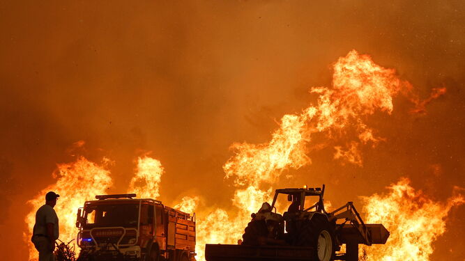 Más de 1.500 hectáreas arden en el país vecino.