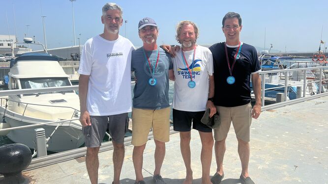 Los cuatro nadadores, a su regreso al puerto de Tarifa