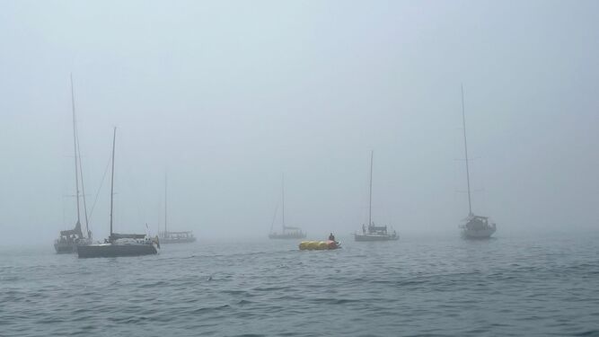 Los barcos, envueltos por la niebla