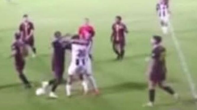Captura del vídeo que recoge el momento de la agresión