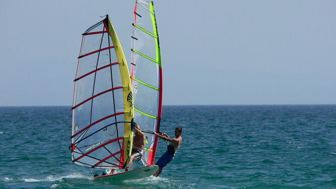Practicantes de windsurf