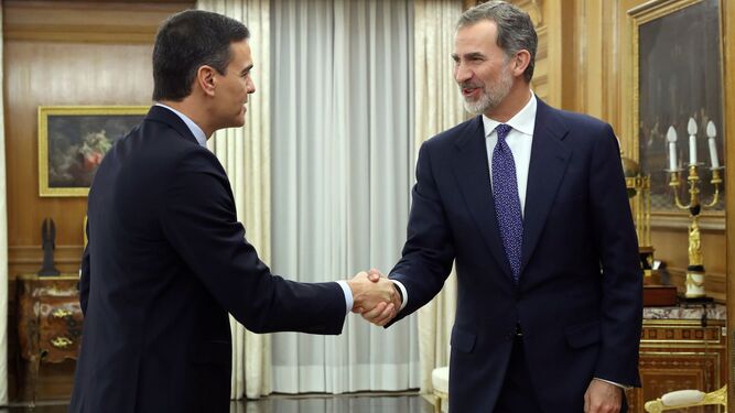 Felipe VI recibe a Pedro Sánchez en la ronda de consulta con los partidos tras las elecciones de 2019.