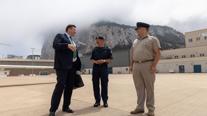James Heappey, a la izquierda, en Gibraltar en agosto.
