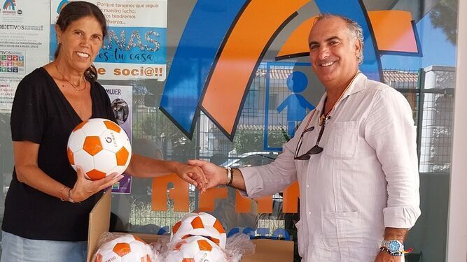 La directora del centro de Afanas, Ana Roselló, recibió los balones de fútbol del asesor inmobiliario de Gilmar, Indalecio Rábago.