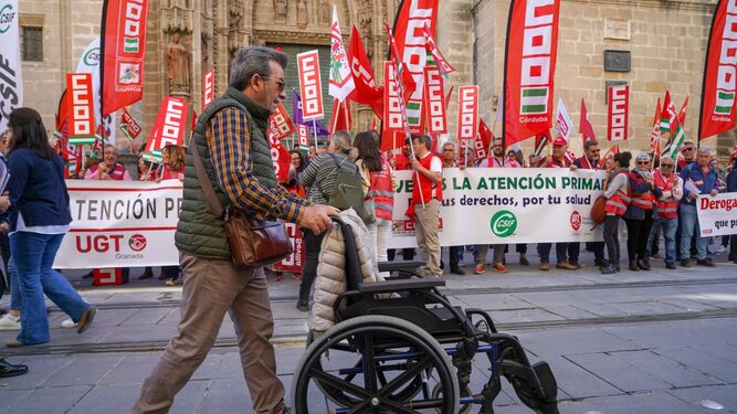 Concentración sindical frente a la Consejería de Salud durante las protestas por la orden de tarifas.