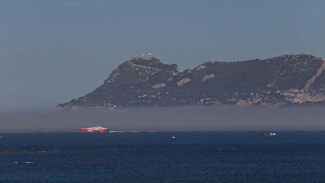 Un banco de niebla sobre Gibraltar, este martes.
