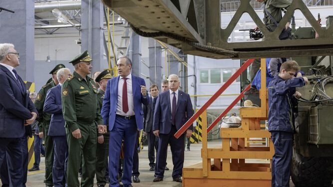 El ministro de Defensa ruso, Sergei Shoigu, visita una empresa militar en Tula.
