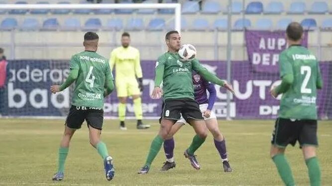 Aridane Santana controla el balón en un partido de la pasada campaña