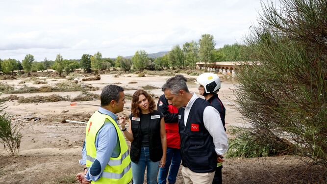 Isabel  Díaz Ayuso comprueba los daños en una zona afectada por las inundaciones.