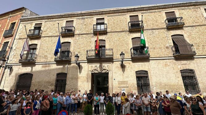 Minuto de silencia ante el Ayuntamiento de Villanueva del Arzobispo.