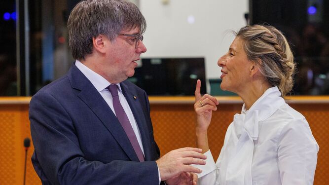 Yolanda Díaz y Carles Puigdemont conversan en el Parlamento Europeo al inicio de su reunión.