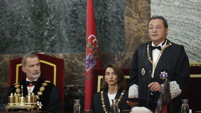 El rey Felipe VI y la ministra de Justicia en funciones, Pilar Llop, escuchan el discurso del fiscal general del Estado, Álvaro García Ortiz, durante el acto de apertura del Año Judicial 2023-2024.