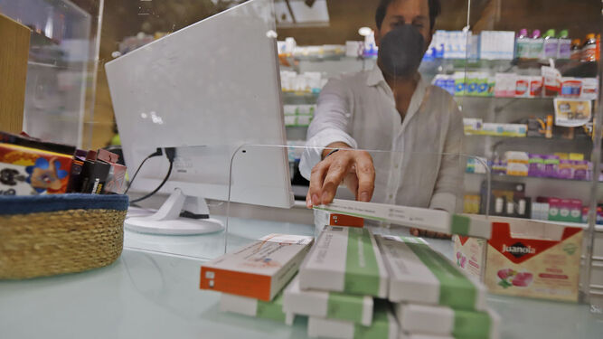 Venta de test de antígenos en una farmacia de Huelva.
