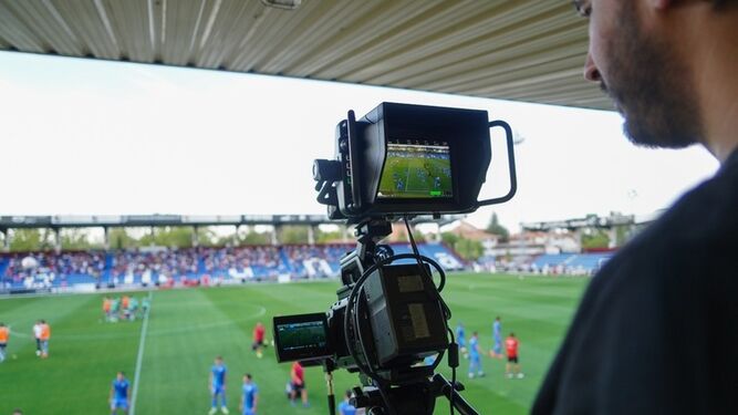 Una cámara de televisión, en un estadio