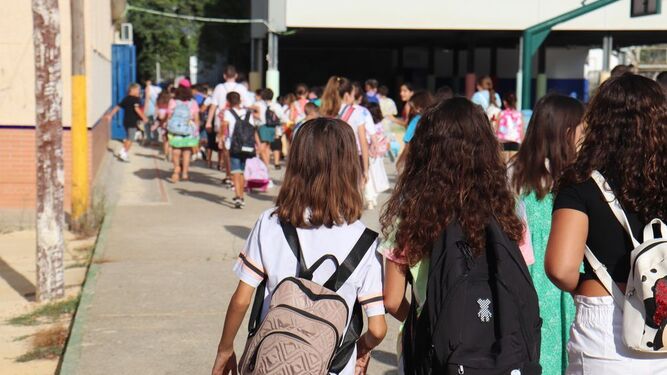 Niños a su entrada en un colegio de Puerto Real.