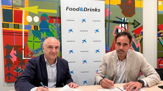 El director territorial de Caixabank en Andalucía, Juan Ignacio Zafra, y el presidente de la Federación de Hostelería de Andalucía, Javier Frutos.