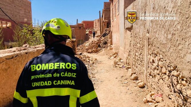 Un bombero gaditano en una aldea de Marruecos afectada por el terremoto.