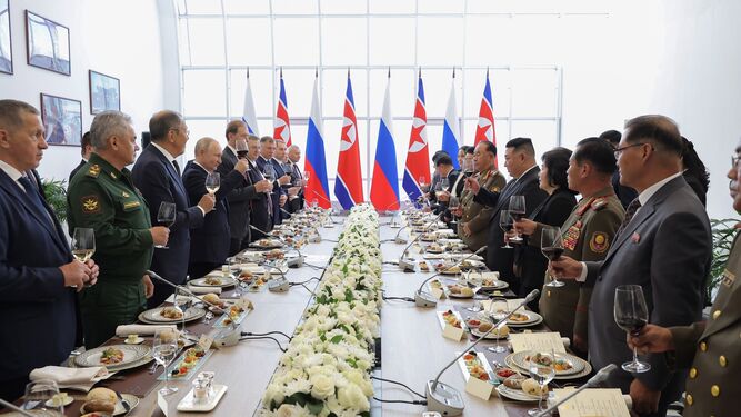El presidente ruso, Vladimir Putin, y su homólogo norcoreano, Kim Jong-un, brindan durante un banquete.