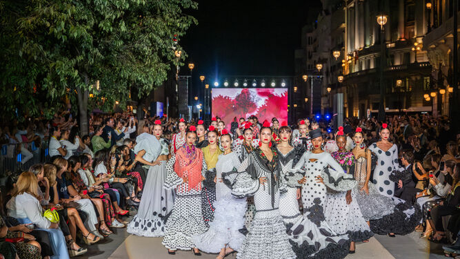Imagen final del desfile 'Andalucía es flamenca' en Madrid.
