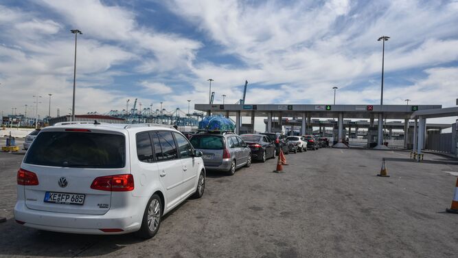 Una hilera de vehículos espera su turno para embarcar en el Puerto de Algeciras, durante este verano.