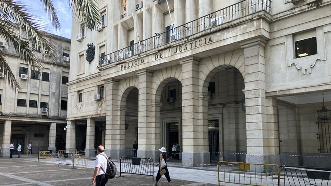 La pieza de EDM Séneca empezó a ser juzgada este lunes en la Sección Cuarta de la Audiencia de Sevilla.