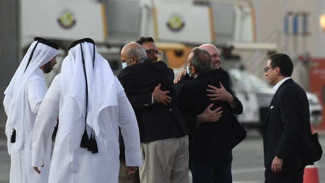 Tres de los estadounidenses liberados son recibidos tras aterrizar en Doha (Qatar).