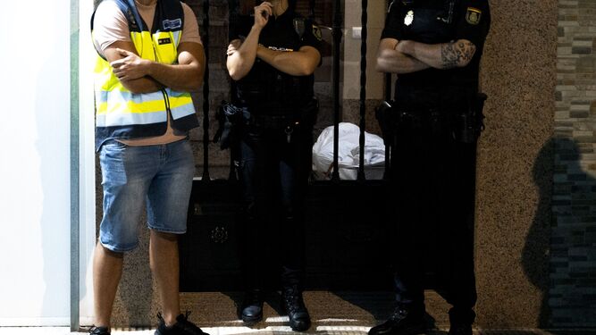 La Policía Nacional custodia el escenario de un posible caso de violencia de género en Castellón de la Plana.