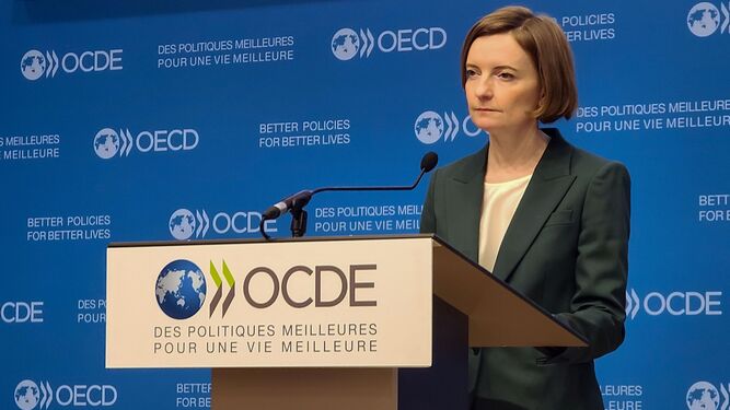 La economista jefa de la OCDE, Clare Lombardelli, este martes durante la rueda de prensa en París.