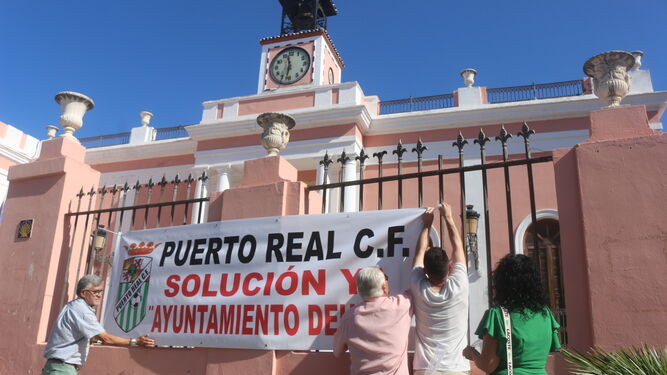 Protesta del Puerto Real C.F. en el Ayuntamiento de Puerto Real