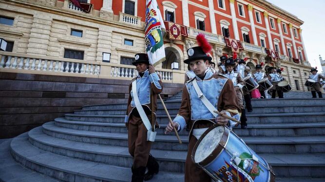 El desfile de la tamborrada infantil de Fundación Legado de Las Cortes, en las escalinatas del Ayuntamiento.