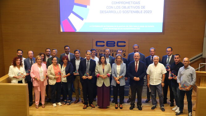 Los representantes de las 18 empresas premiadas por la Confederación de Empresarios de Cádiz