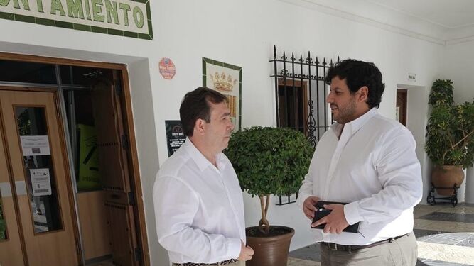 Un momento de la reunión entre el alcalde Rubén Corrales y el delegado territorial de Turismo, Jorge Vázquez.