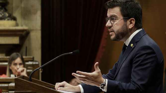 Aragonès interviene en el Parlament catalán.