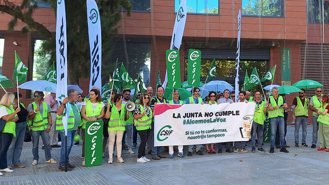 Protesta secundada este miércoles ante la Delegación del Gobierno andaluz en Cádiz.