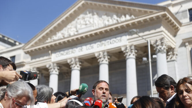 El presidente de ERC, Oriol Junqueras, atiende a los medios a las puertas del Congreso, este jueves.