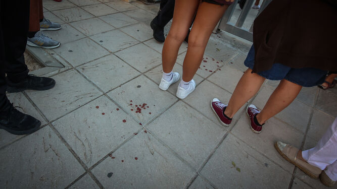 Rastro de sangre a las puertas del instituto de Jerez donde han apuñalado a tres profesores  y dos alumnos.