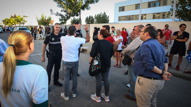 Padres a las puertas tras el apuñalamiento de tres profesores  y dos alumnos en un instituto de Jerez