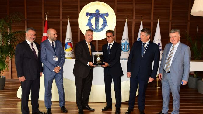 Nicolás Martínez Andión entrega una metopa a Tamer Kiran, presidente de la Cámara de Comercio de Turquía.