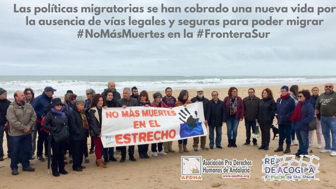 El cartel que anuncia la concentración convocada en la playa de Las Redes de El Puerto.