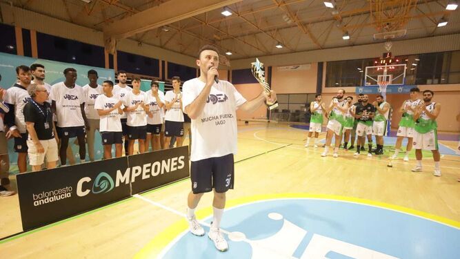 Miki Ortega porta el trofeo de campeón de la Copa Diputación de 2022