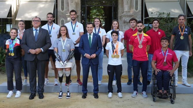 Un grupo de deportistas andaluces posa con Moreno Bonilla.