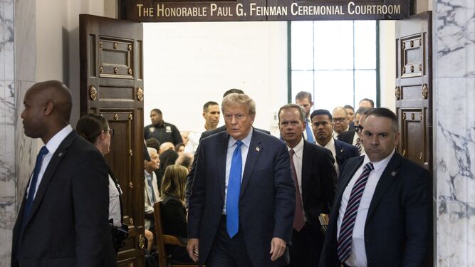 Donald Trump entra en el juzgado.