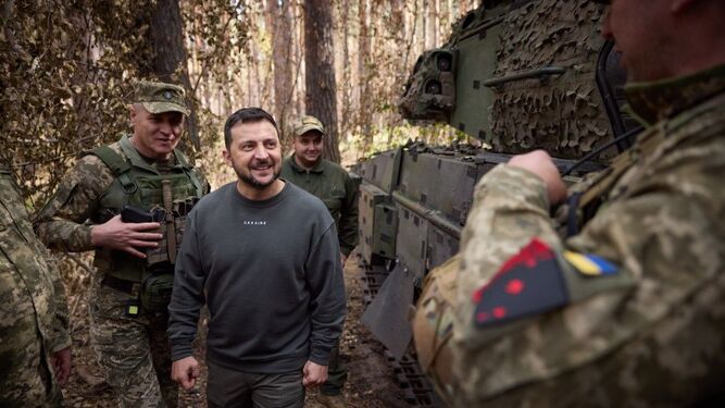 El presiente ucraniano, Volodimir Zelenski, visita la línea del frente entre Liman y Kupiansk.