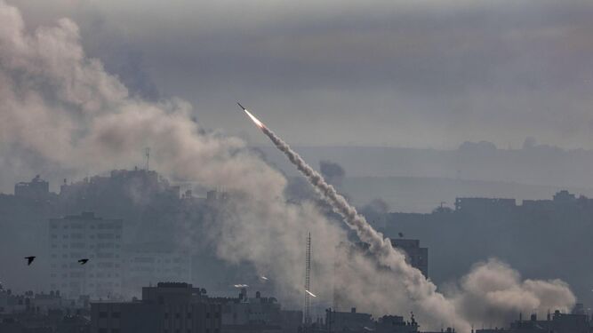 Un cohete lanzado desde Gaza se dirige a Israel.